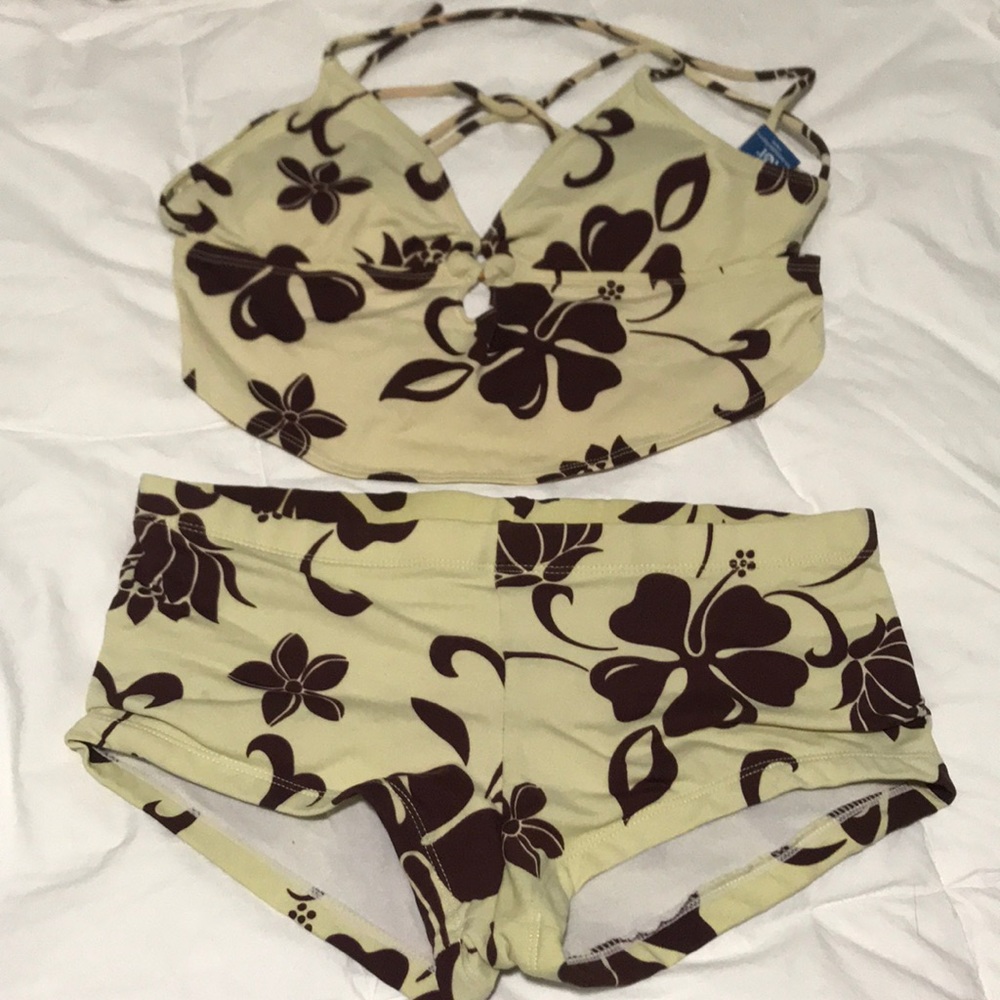 *Feature* Lei Swimsuit 🌊 Boy shorts, tie-back top